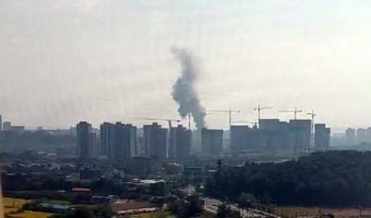 [속보] 화성 제약회사 공장서 폭발로 화재, 작업자 3명 고립