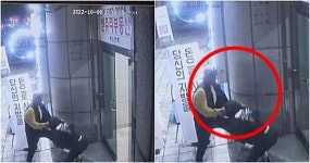 남자가 여자를 바닥에 밀치고 머리카락 잡아 건물 안으로 끌고 들어가는 장면