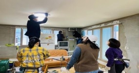 부안 신활력아카데미 집수리 기술 교육생, 노후 경로당 도배 봉사