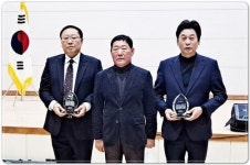 이철 경제관광문화위원장, 완도군 소안면 이장단으로부터 감사패 받아