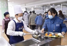 에버리치광주구내식당 | [포토]강기정 광주광역시장, 시청 구내식당 떡국 배식