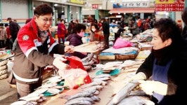 [포토]설 명절맞이 제수용품 구입하는 김철우 보성군수