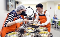 김동근 의정부시장, 고산종합사회복지관 찾아 배식봉사 동참