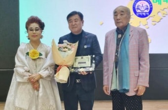 (사)대한민국문학메카, 강종만 영광군수에 감사패 전달