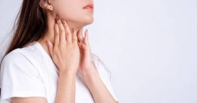 목 아프면 감기인 줄 아는데... 머리 돌릴 때도 아프다면 이 병 의심