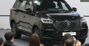 KG모빌리티(옛 쌍용차)가 신차라면서 오늘(3일) 공개한 자동차