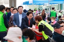 주광덕 남양주시장, 다산1동 효마당 경로잔치 축하
