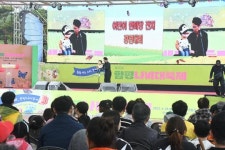 [포토]“비가 와도 좋아” 어린이날,함평나비축제장 관광객 북적
