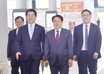 [포토]강기정 광주광역시장·김영록 전남도지사, 광주 군·민간공항 이전 협의