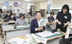 [포토]광주시 동구, 백년동아리 수채화 캘리그라피 그리기