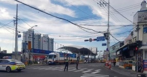 포항 죽도어시장 앞 도로 침하..교통통제, 정밀조사 나서