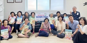 [포토]광주시 남구 방림2동 지사협, 관내 어르신들을 위한 컬러링북 전달식