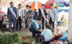 [포토]전남 영암군,추석 앞둔 영암5일장서 전통시장 애용 캠페인