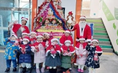 [포토]‘꼬마 산타’가 광주시 광산구 수완동에 선물한 라면트리 전달
