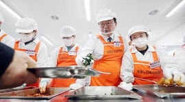 [포토]문인 광주시 북구청장, 새해 효령노인복지타운 배식봉사