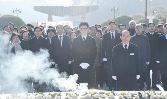 [포토]국립5·18민주묘지 찾아 분향하는 국민의힘 한동훈 비상대책위원장