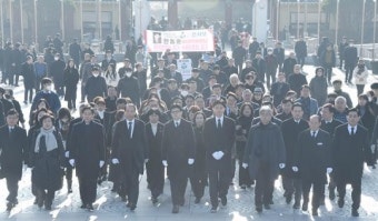 [포토]국립5·18민주묘지 들어서는 한동훈 국민의힘 비상대책위원장