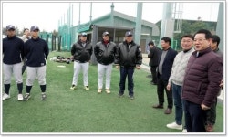 [포토]김영록 전라남도지사,동계 전지훈련 야구 선수단 격려