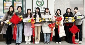 [포토]호남대 공자학원, 원어민교사들에게 ‘설 선물’ 전달