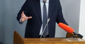 시의원이 공무원에 “결혼해줄래?”…본회의 중 기습 청혼한 사연