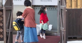 내 아이 하원·목욕·식사·설거지 도우미 구합니다… 시급은 1만3000원입니다