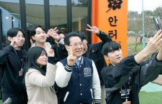 김영록 전남도지사,영광 유별난 안터마을 방문~사업 공유·청년과 진솔한 대화