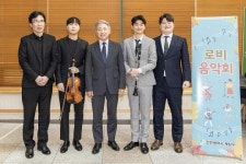 계양구청 찾은 민원인들, 로비음악회 보며 감동