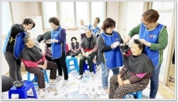 한여농강진군연합회, 어르신 염색봉사활동 펼쳐