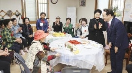 [포토]임택 광주시 동구청장, 계림동 경로당 방문 애로사항 청취