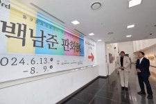 김찬진 동구청장, 문화체육센터 개관 3주년 특별전시회 관람