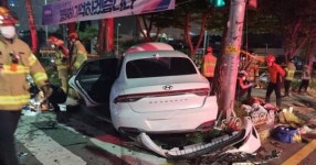 날벼락...폭주족 구경하던 10대 3명, 인도로 날아든 차량이 덮쳐
