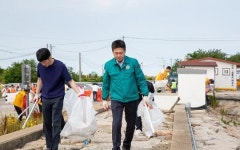 김정헌 중구청장, 삼목항 민관 합동 환경정화 활동 동참