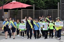 김찬진 동구청장, 구민 속에 스며들며 민선8기 반환점 시작