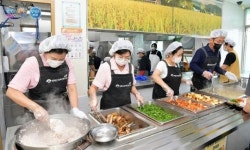 양평군의회, 장애인 복지관 찾아 배식 봉사 실시