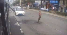 도로 한가운데서 갑자기 벌어진 일…버스 기사가 소화기 들고 달려나갔지만