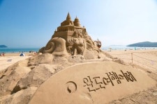 전남 완도 신지 명사십리의 모래조각, 포토존으로 인기!