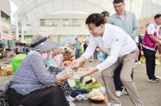 [위키 포토]전남 보성군 국제라이온스협회, 벌교 매일시장에서 생수·부채 나눔 봉사