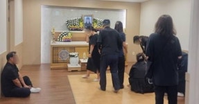“장례식 하지 마...” 부천 호텔 화재 희생자 28세 딸, 오열 속 발인