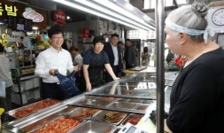 박병규 광주시 광산구청장, 월곡시장 찾아 명절 장보기