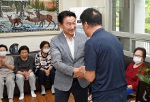 김동근 의정부시장, 양지마을8단지 경로당 방문···어르신들과 소통
