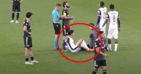 주저앉은 손흥민, 부상 가능성... 뭔가 상황이 심상치 않은 듯하다