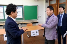 유정복 인천시장, 영종고교 수능 시험장 준비 상황 점검