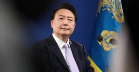 윤 대통령 부부, 새 휴대전화 개통...기존 폰 사용 중단