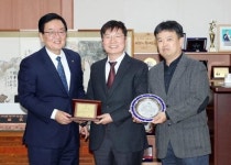 [위키 포토]광주시 북구,유한책임회사 센도리 이달의 기업 선정패 수여