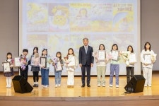 윤환 계양구청장, 제3회 올바른 반려문화 포스터 공모전 시상