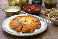 막걸리와 빈대떡 궁합 잘 맞는 이유 있었다…바로 이 것 때문
