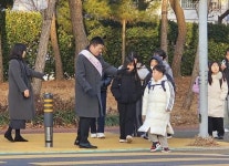 김정헌 중구청장, 삼목초 일원서 등굣길 교통안전 캠페인 전개
