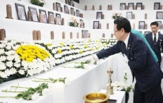 [위키 포토]무안공항 합동분향소 찾은 김영록 전남도지사