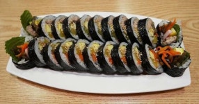 서양인들은 거의 안 먹는데 한국서는 김밥에도 넣고 밑반찬으로까지 만드는 식재료