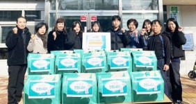 [위키 포토]봉선중학교 학생자치회, 남구 봉선1동에 식료품 13상자 후원